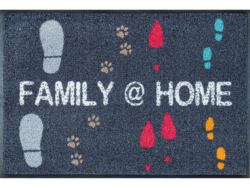 graue Fußmatte mit Schuhabdrücken und Schriftzug "FAMILY @ HOME"