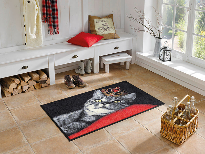 Fußmatte mit Katze und Krone in der Garderobe