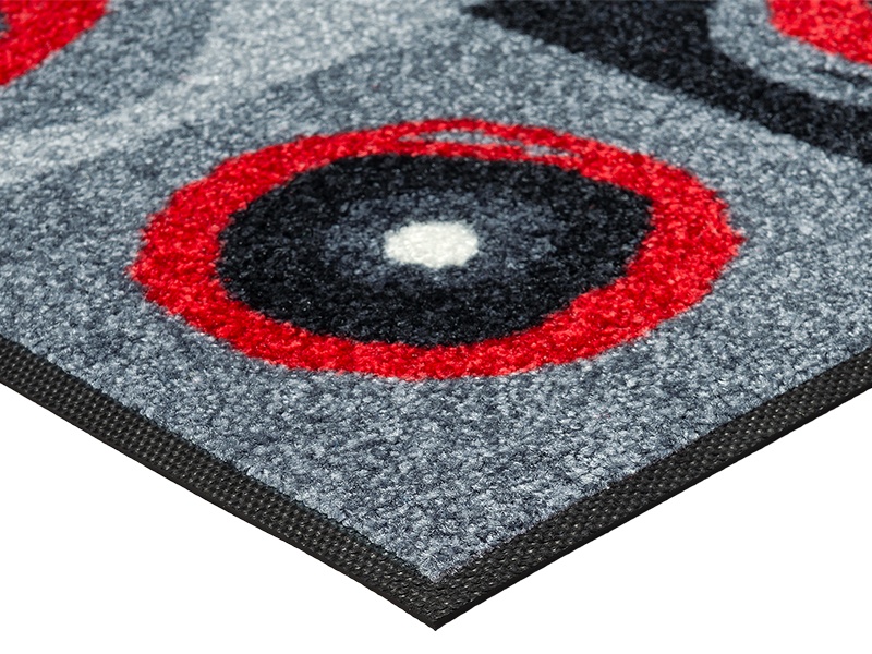 Eckansicht der Fußmatte mit runden Kreisen in rot-grauen Farben