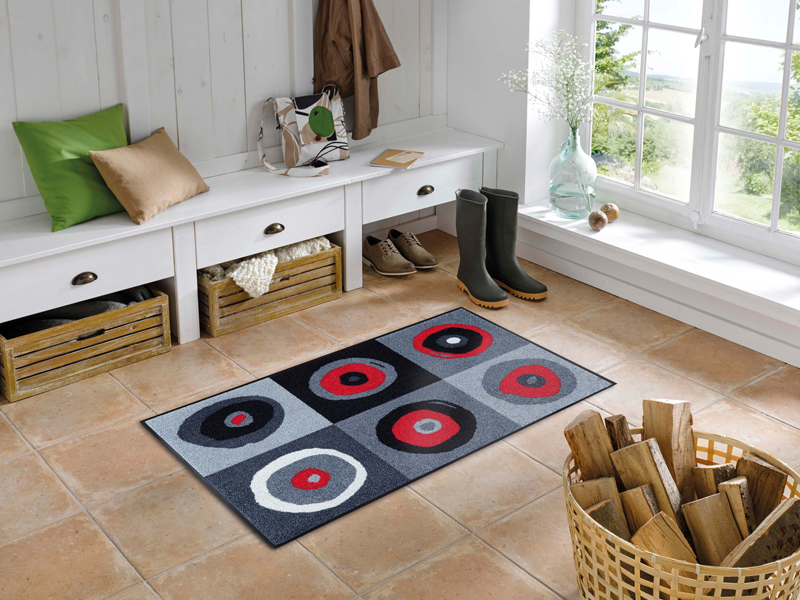 Fußmatte mit runden Kreisen in rot-grauen Farben in der Garderobe